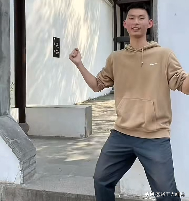 浙江高考生胡国涛去世，年仅18岁，刚考上大学，妈妈含泪注销户籍