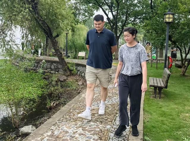 姚明国庆带一家人江苏旅游，女儿姚沁蕾15岁身高1米93打扮太成熟