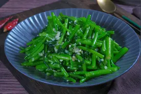 在家炒茼蒿，切记不要直接下锅炒，多做这一步，脆嫩清香不出水图片