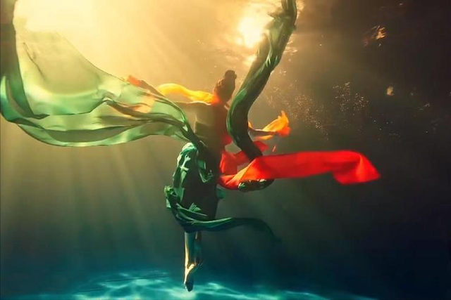 淀粉肠、汉服店、网红路牌，古镇三件套背后，藏着有钱但不多的痛