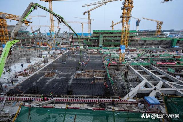 亚洲最大无缝钢屋盖提升！济南机场二期扩建工程预计明年竣工！
