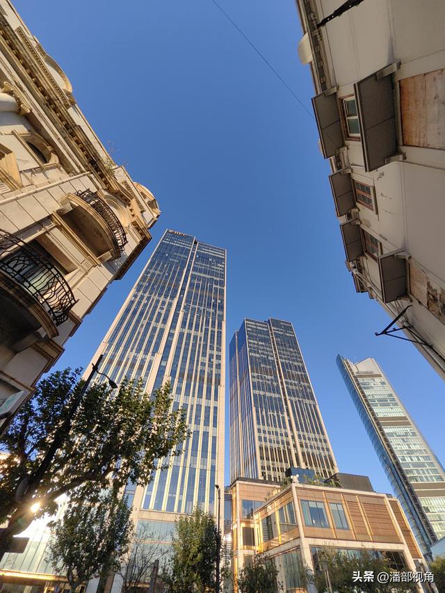 冬日暖阳里的上海街景