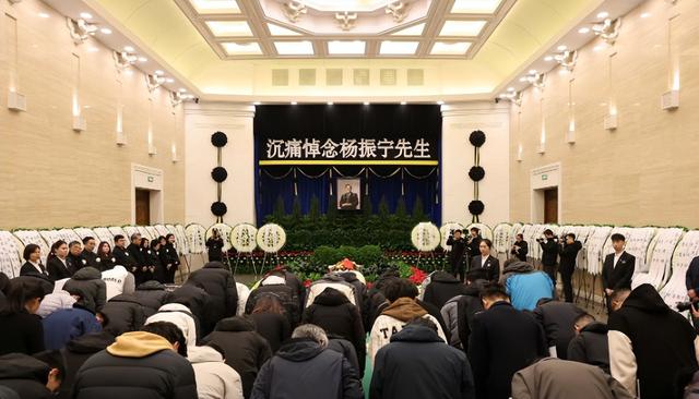 八宝山送别杨振宁：市民冒寒排长队守灵，挚友曝临终仍念学子