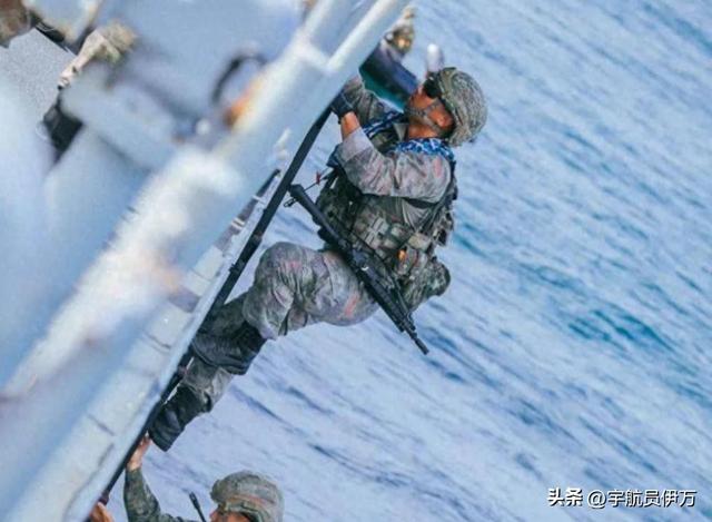 首次曝光：仁爱礁海域，中国海警拖离菲侵权船只，菲士兵已掏出枪