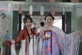 坐个公交的功夫就“穿越”了！郑州公交推出诗歌主题站台图片