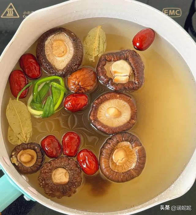 家庭版火锅食材清单，从锅底到蘸料，一站式备菜指南