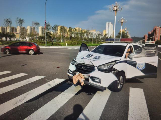 警车十字路口与小轿车右后车门碰撞，交警以“未让右”为由判轿车全责，车主申请鉴定警车是否超速被拒