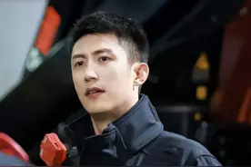 谁说女人不好色？黄景瑜男人味太足，评论区堪比无人区！图片