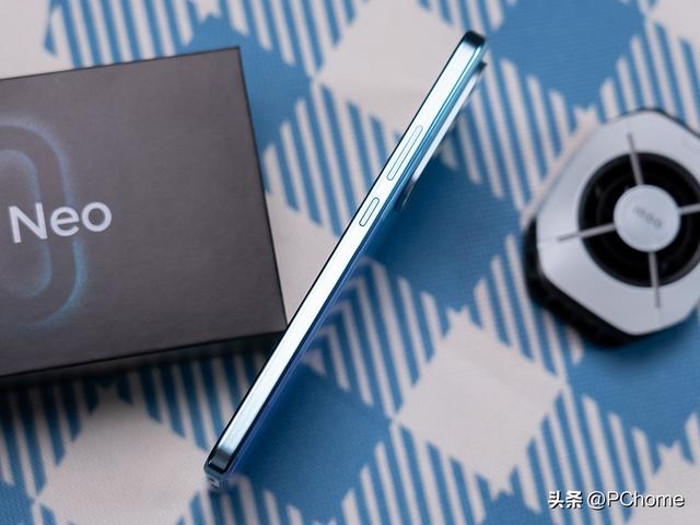iQOO Neo10 Pro+图赏 小方块致敬像素科幻风