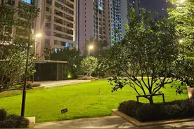 你家小区什么档次，到晚上就知道了，差距一目了然图片