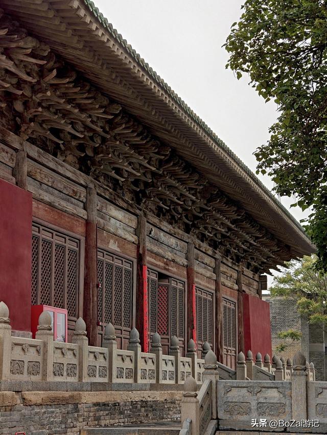 七百年古柏立，琉璃瓦蒙尘，这座文庙惊艳又凄惶