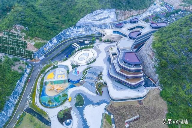 “桥遇三叠纪，云渡花江水”，这个服务区悄然成为贵州最火新地标
