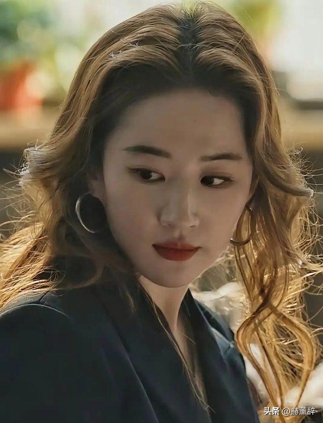 陪玩陪睡根本不够！认干爹、舔手指，背地里的阴暗面彻底藏不住了