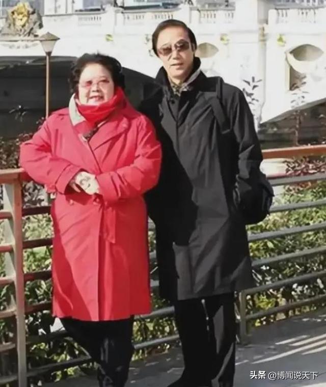 吃里扒外、永不回国？带30名演员留美不归，如今年过花甲归来