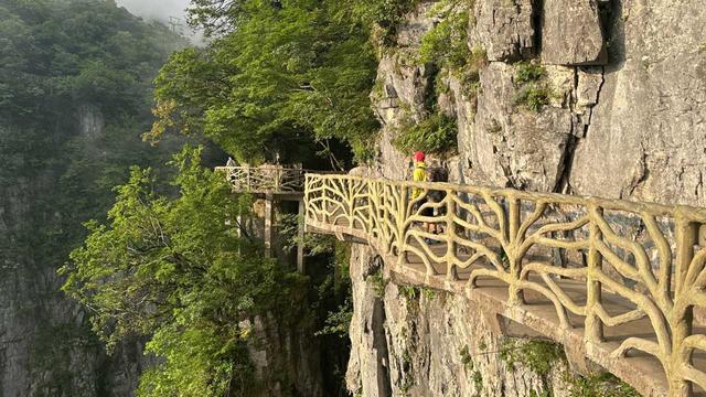 湖南天门山：一场逃离喧嚣的山野之约