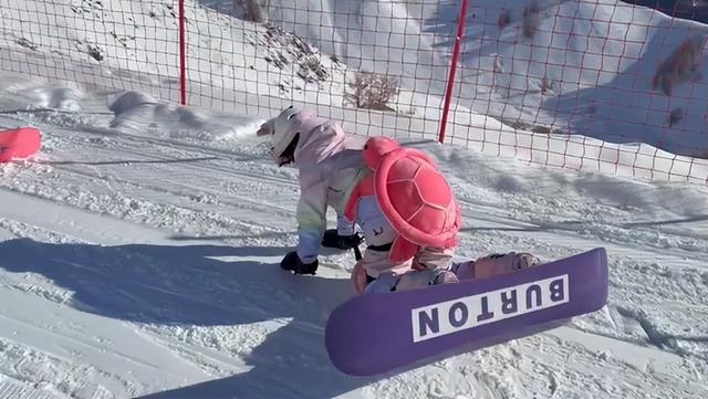 全红婵晒11秒滑雪视频，佩戴粉色乌龟护具，摔了又摔！网友：屁股痛吗