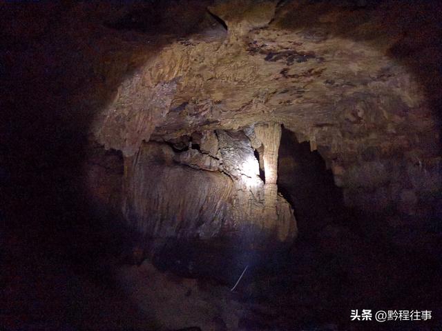 探险贵州深山原始溶洞，遇见一个躲匪洞、一座红军坟