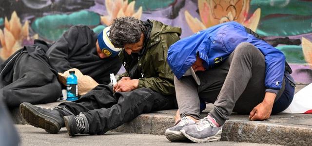 特朗普举着孩子照片，对哭泣的母亲承诺：我相信中国会执行死刑的