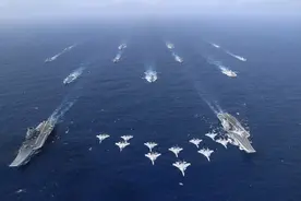 解放军双航母亮相，美媒强行给美国海军挽尊，看了让人相当尴尬图片