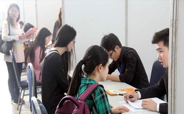 暑假刚开始，社会就出现三大“怪现象”，中产家庭大批退出鸡娃圈