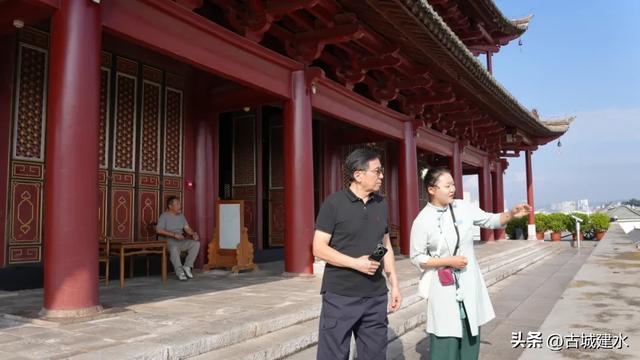 “中国作家驻村计划”启幕！著名作家陈应松深入建水，探寻千年古城的文化密码
