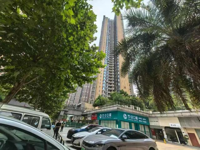 长沙一小区外墙脱落致21岁女子死亡