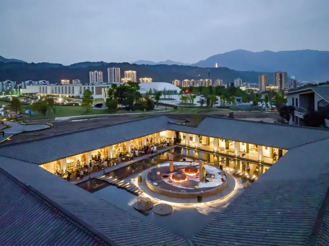 不是在上班的路上吗？怎么到雅安了~
