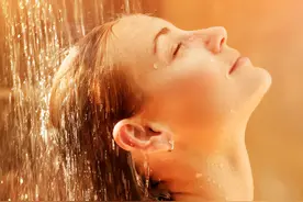 为什么一洗澡就想尿尿？洗澡时有了尿意女性直接站着尿会怎样？图片