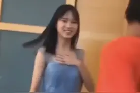 输在哪？小伙亲吻美丽伴娘，评论全是酸味。网友：动作没他丝滑！图片