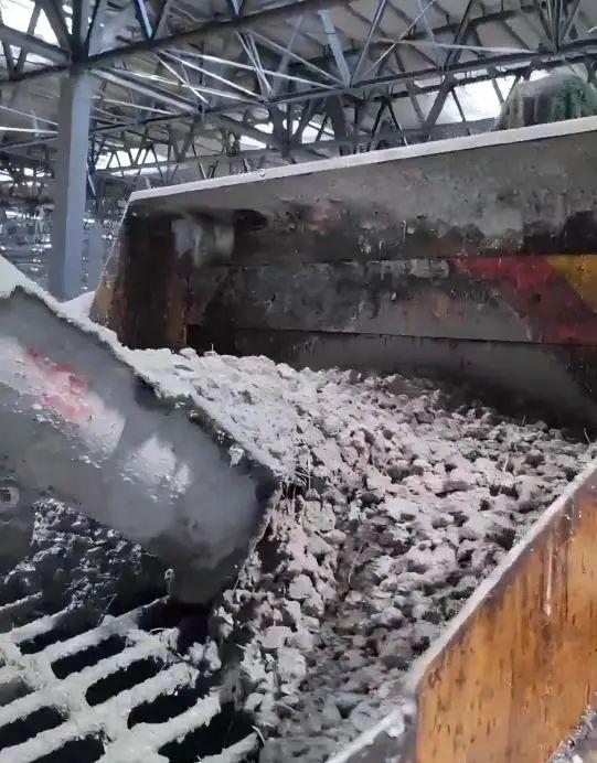 大面积地坪如何施工不开裂？学习中建工艺！