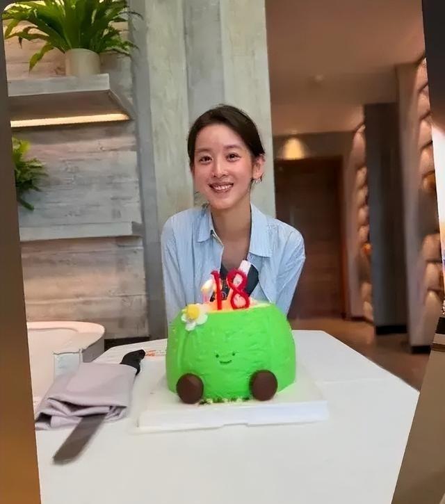 32岁章泽天素颜庆生，生日蛋糕插数字18，80万每平的豪宅内景曝光