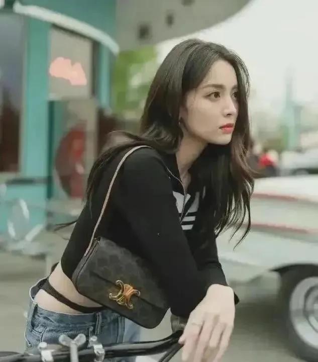 古力娜扎丁字裤外露，性感身材遭非议！