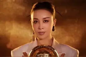 歌手那英回应质疑，迪玛希忘关麦克风惹争议，网友：无解的局面图片