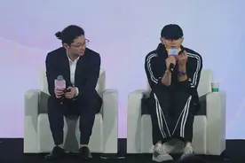 黄子韬在卫生巾发布会直播现场感谢徐艺洋，否认贴牌！售价公布图片