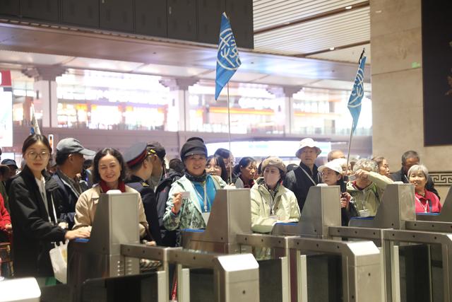 巴山大峡谷秋意浓，今年首趟跨省“环秦岭”赏秋银发旅游专列开行