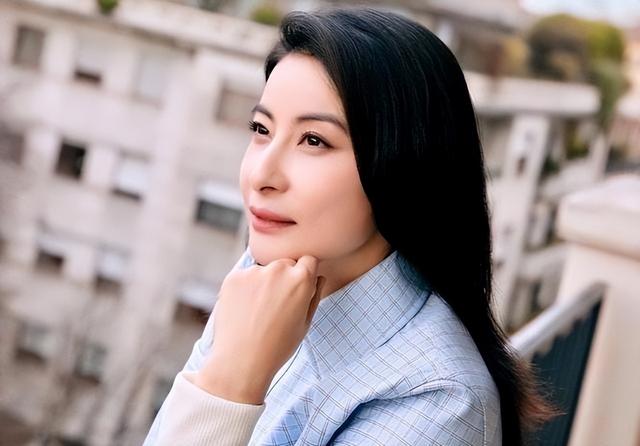 霍启刚没想到，44岁郭晶晶再传喜讯，让霍震霆和香港阔太圈沉默了