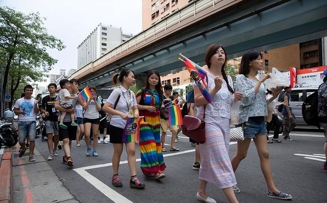 高市讲话中方当场离席，中国人纷纷从日本回国	，日方面临四重压力