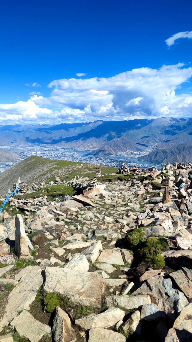 爬拉萨哲蚌寺后山，从海拔3600米到山顶5300米，上下20公里