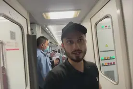 印度网红乘坐中国绿皮火车，结果他不是很满意图片