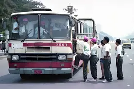 几十年前的公交车，每辆都载满回忆，挤过其中一辆，说明你老了图片