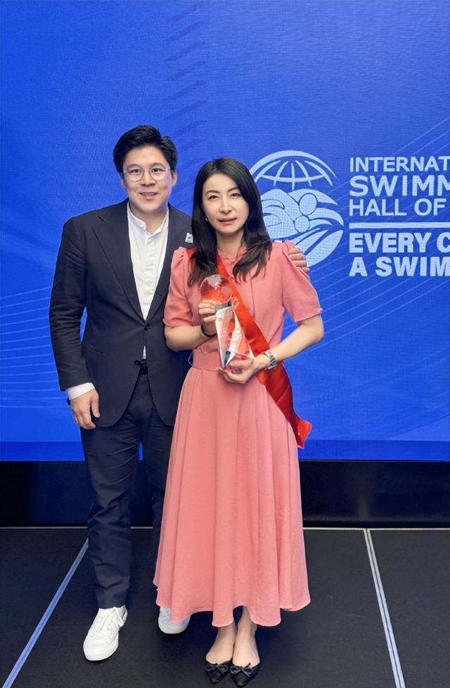 霍启刚高调官宣喜讯仨月，郭晶晶再破天花板，让整个贵妇圈沉默了