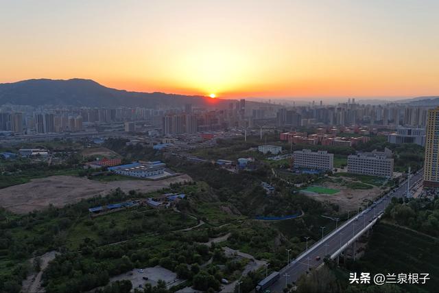 晨色里的兰州七里河彭家坪——都市文化休闲公园