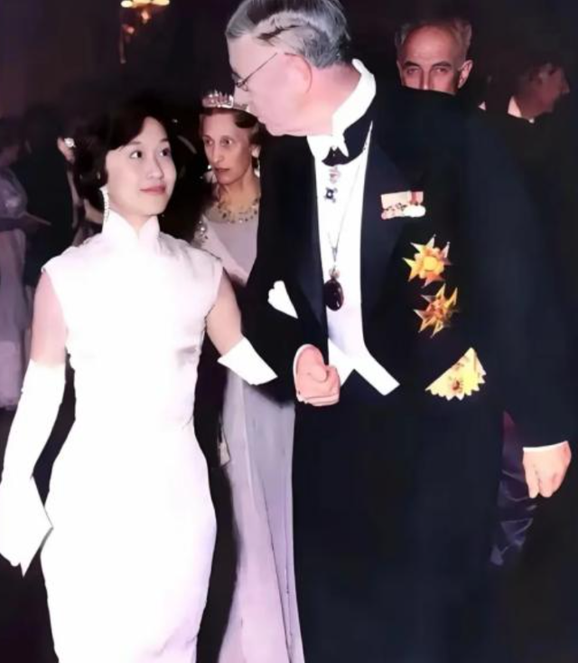 杨振宁妻子杜致礼有多美？1949年在美国的留影，她22岁，气质不凡