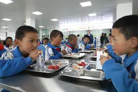 营养餐补助资金“砍一刀”，刺痛了谁图片