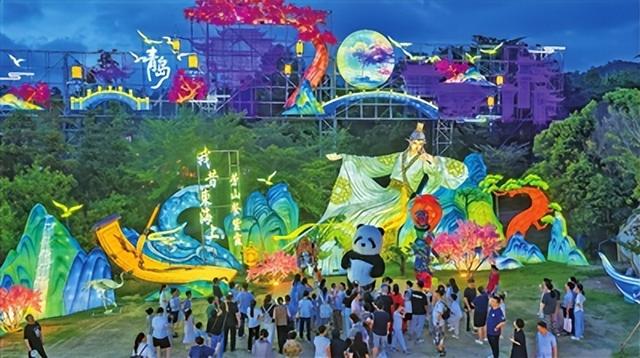 祖孙三代打卡、游客刷屏朋友圈......2025年“青岛之夏”艺术灯会为何成为暑期顶流？