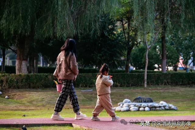 陕西渭南：天晴了 高新区时代广场秋色盎然
