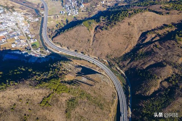 大理洱源县境内的G214国道擅长蛇形走位,堪称经典的天险路段