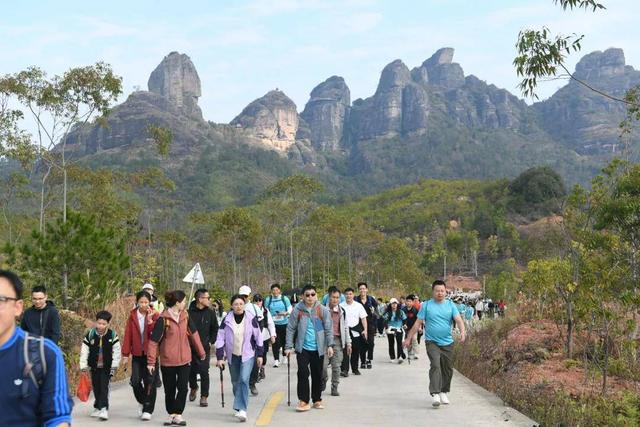 2025年第三届“多彩龙川·古邑苏区”环霍山30公里徒步活动举行