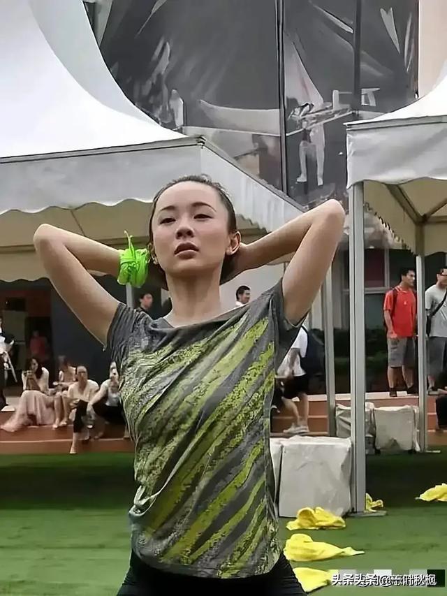 霍思燕这件衣服太宽松了吧，练个瑜伽都快走光了，是故意的吧