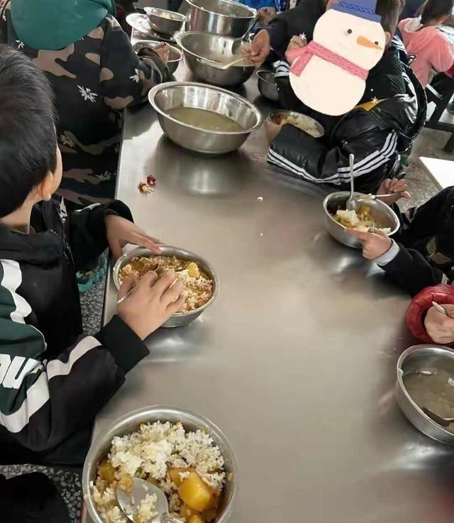 北京下了死命令：2027年底前，所有中小学必须告别“校外配餐	”